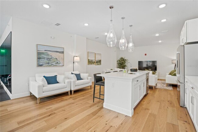 Building Photo - 600 3rd Ave S