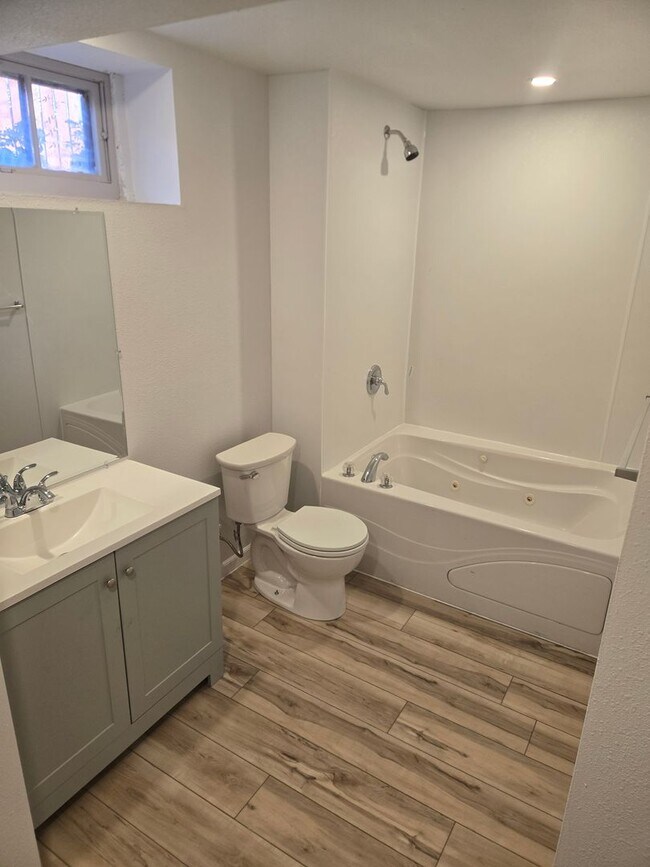 Building Photo - House with Master Suite