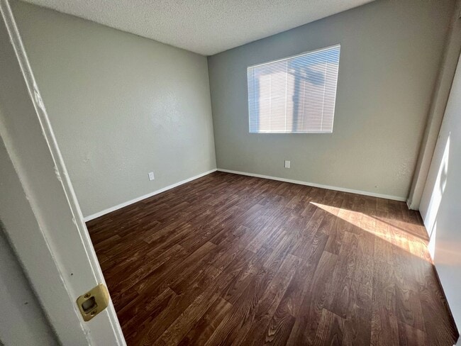 Building Photo - Renovated 2bedroom downstairs unit ready for immediate move-in.