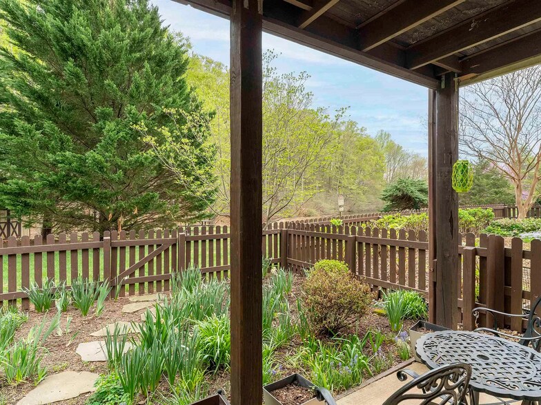 Building Photo - 1303 Branchlands Dr