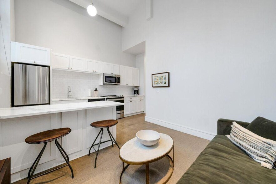 Building Photo - 505 E Travis St