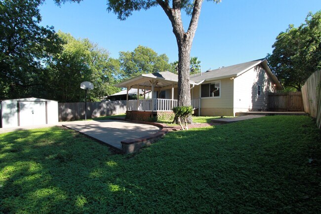 Building Photo - Southeast Austin Home with Vaulted Ceilings, Bonus Room & Private Backyard