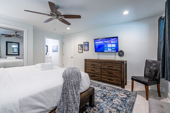 Building Photo - 2617 Caladium Dr NE