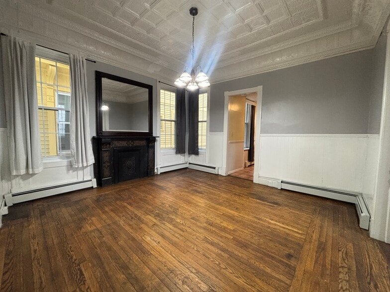 Building Photo - 203 Main St