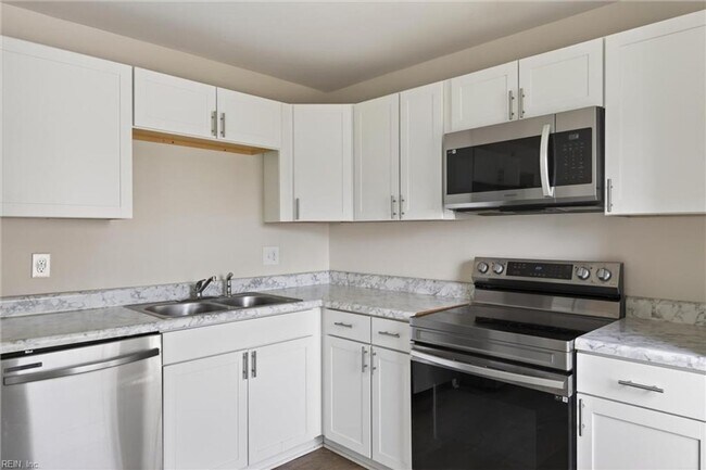 Building Photo - Corner Townhome in Virginia Beach