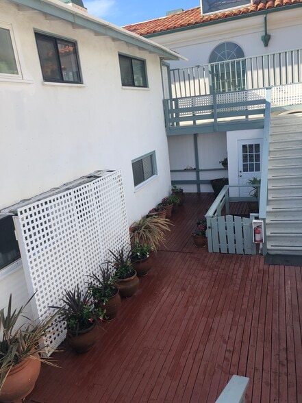 common area with picket gate to stairs to beach - 25410 Malibu Rd