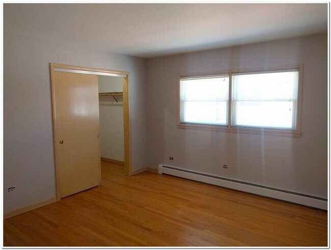 Building Photo - 8406 W Berwyn Ave