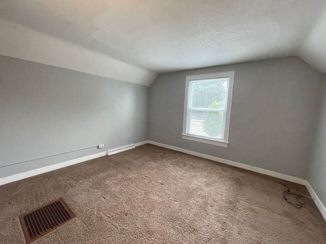 Building Photo - Two Bedroom Home - NE Side of Grand Rapids!
