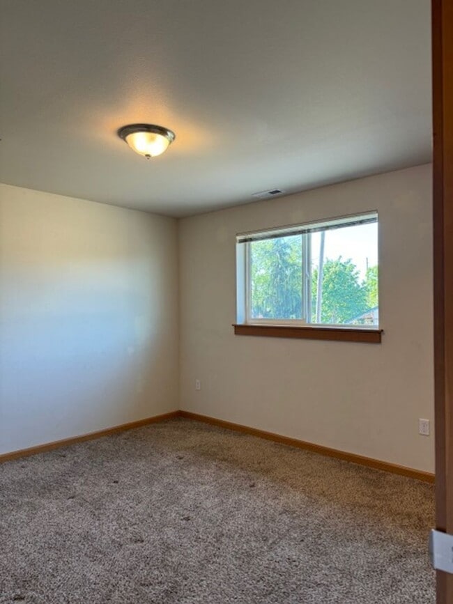 Building Photo - 2 Bedroom Townhouse with a fenced backyard!
