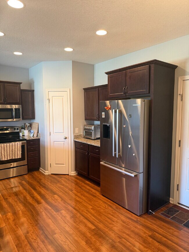 Building Photo - Charming 3-Bed 2.5-Bath Townhouse with Granite Finishes Near Jordan Creek Town Center