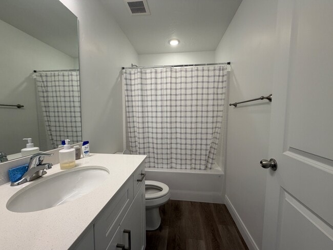 Building Photo - 487 W Carnation Ct