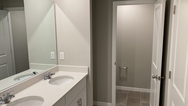 Building Photo - Like new 3 bedroom, 2.5 bathroom, 1 car ga...