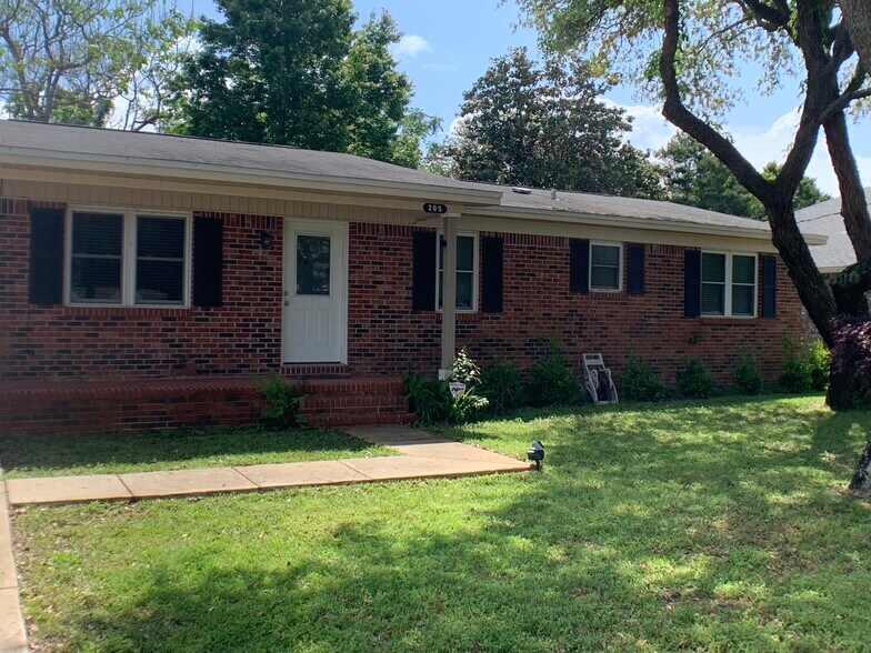 Front - 205 Evergreen Dr