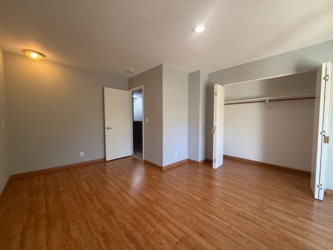 Building Photo - 666 W Sunnyoaks Ave