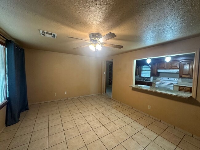 Building Photo - 16881 Beau-Kay Dr