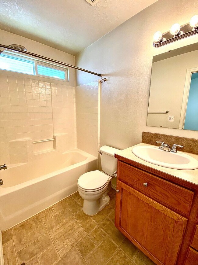 Building Photo - 3 bedroom 2 bath Walking Distance to Sage Valley Middle School