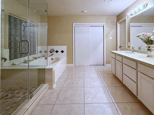 Building Photo - 3331 Double Lake Dr