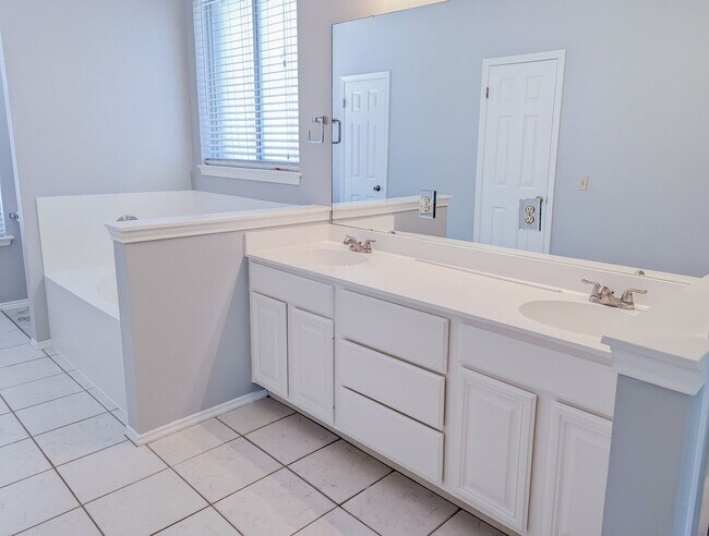 Building Photo - Stylish 4-Bed, 3.5-Bath Rental with Great ...