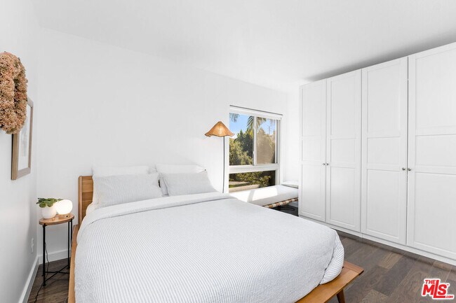 Building Photo - 141 S Clark Dr