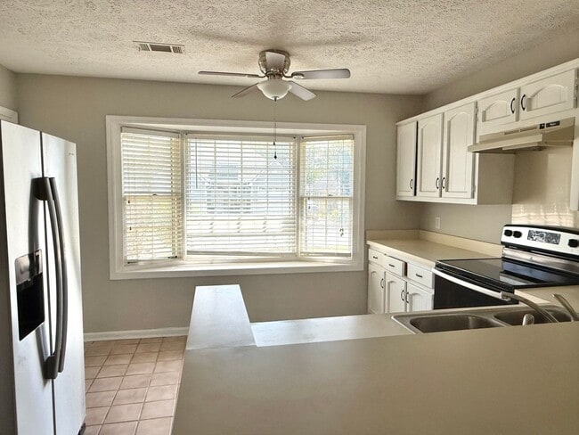 Building Photo - **** HALF OFF 1ST MONTH OF RENT IF YOU PAY...