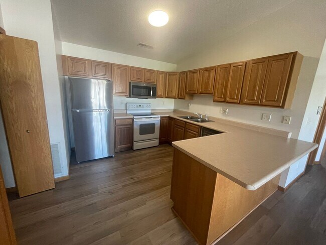 Building Photo - AVAILABLE NOW!!!  2 bedroom, 1 bath condo ...