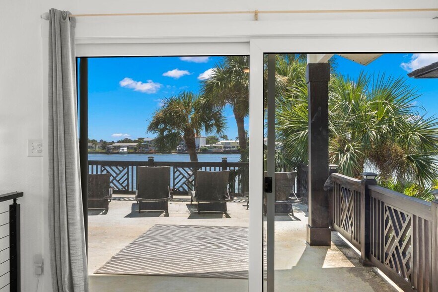 Building Photo - 819 Bay Esplanade