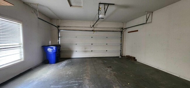 Building Photo - Spacious Town House for Rent