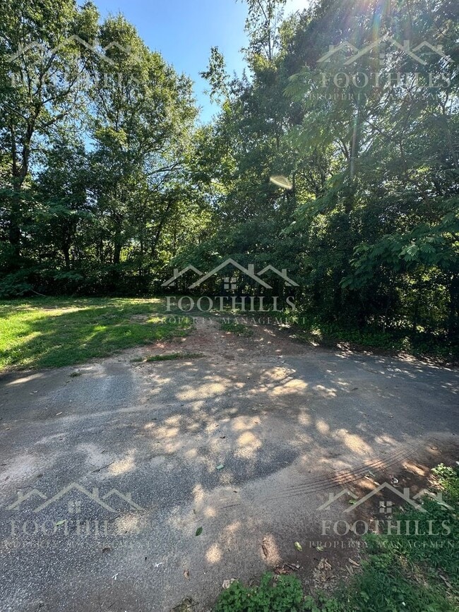 Building Photo - 2 Bedroom Duplex off Concord Rd