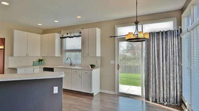 Building Photo - Modern 3 Bedroom 4 Bathroom Bellevue Home!