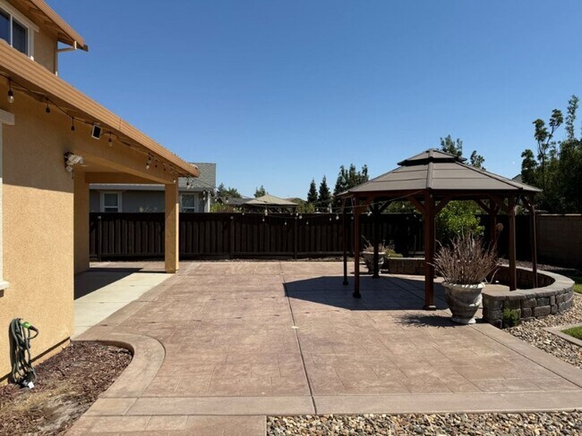 Building Photo - Newer Modern 4 Bedroom 3.5 Bath w/ Bedroom...