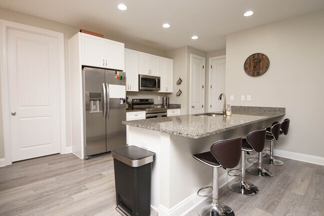 Building Photo - Newer Home in Valparaiso