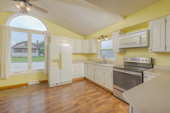 Primary Photo - Large Single Family Home for Rent!