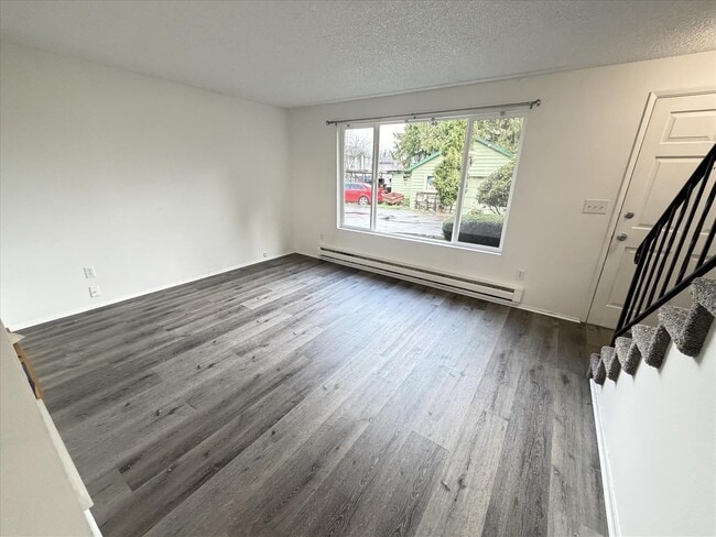 Building Photo - $2100 / 2br - 789 ft2 - Townhome/garage/fenced yard