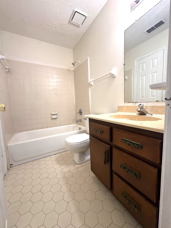 Building Photo - 3090 S Wesley Ct