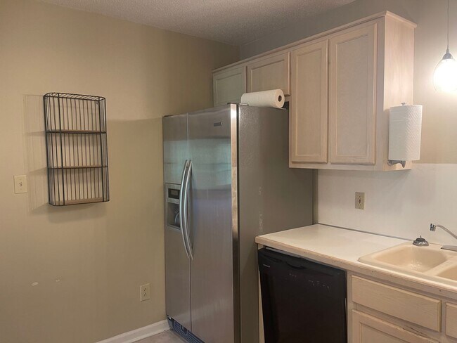 Building Photo - Spacious 2 Bed, 2 Bath Townhouse in Prime Hickory Location – 1,322 Sq. Ft.