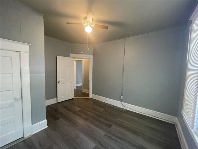 Building Photo - 2 br 1 bath duplex unit for lease | Shreve...