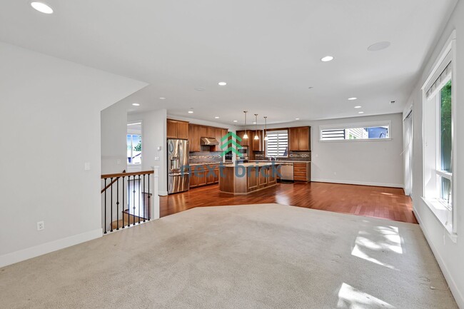 Building Photo - A spacious 4-bedroom+ 2 dens +Bonus Room a...