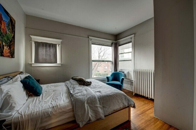 Building Photo - Beautiful two story unit with Victorian charm
