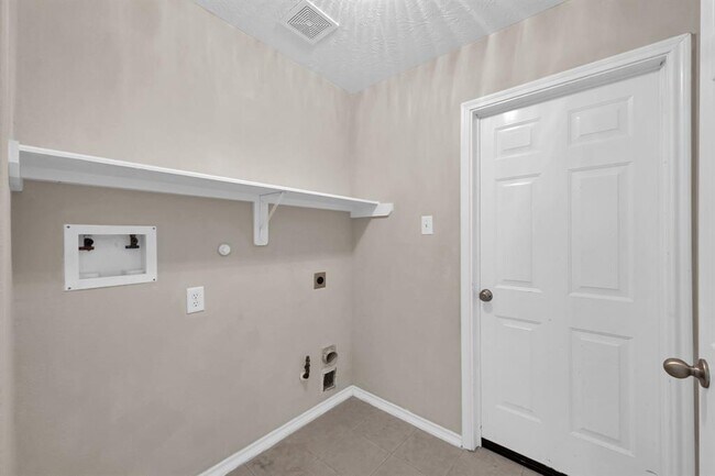 Building Photo - 18441 Sunrise Oaks Ct