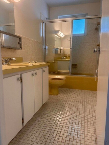 Building Photo - 421 S Lakeside Dr