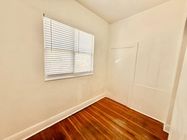 Building Photo - Gorgeous 1 Bed 1 Bath Apartment in Cap Hill! Available NOW!