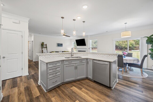 Building Photo - "Spacious 5-Bedroom Gem in Gastonia with 3...