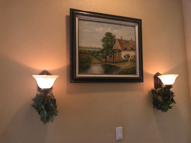 Building Photo - 4783 Village Green Dr