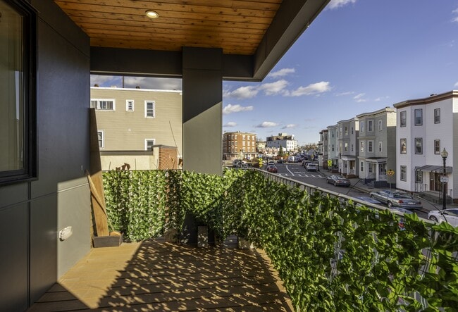 Building Photo - 946 Saratoga St