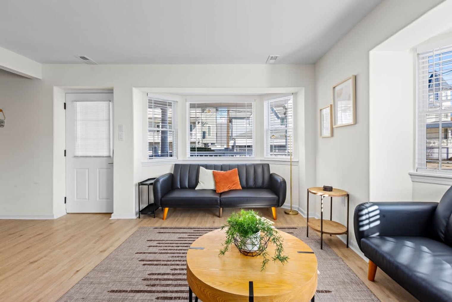 Building Photo - 142 E Youngs Ave