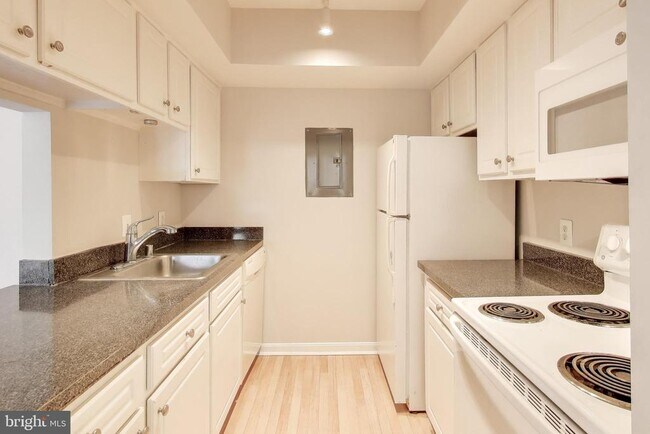 Building Photo - 8205 Whispering Oaks Way