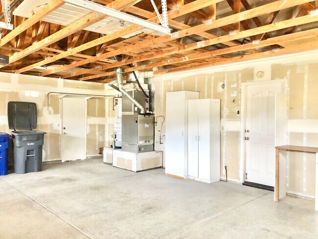 Building Photo - Wonderful Single Story Home, Quiet Neighbo...