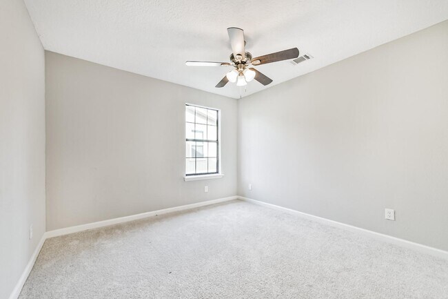 Building Photo - 305 Red Haven Dr