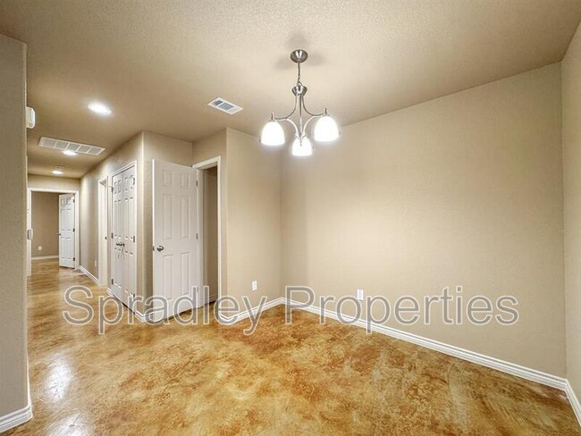 Building Photo - 1040B Edwards Dr
