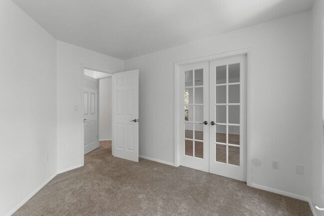 Building Photo - 4 Bedroom, 2.5 Bathroom in Lakeside Terrac...